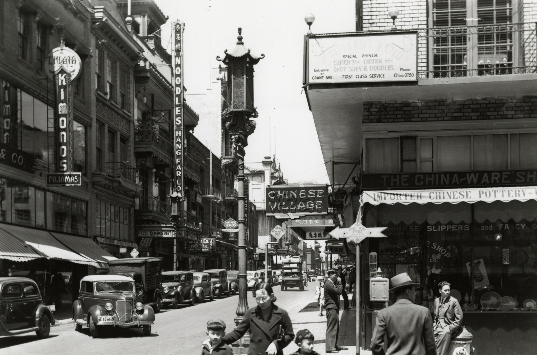 A street scene in Chinatown, San Francisco, sometime between 1910 and 1923